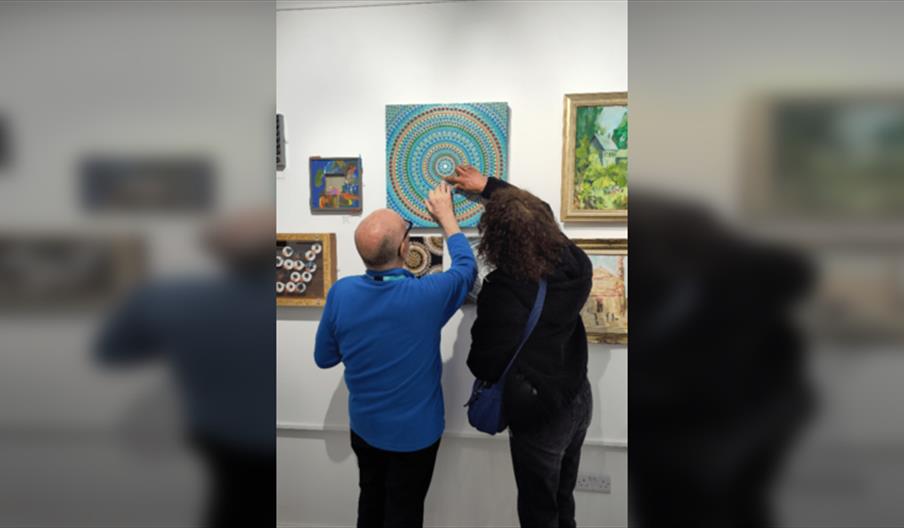Audio-description of museum exhibitions and objects