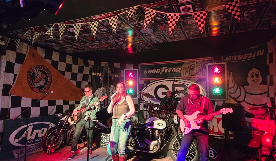 Acoustic Anarchy Live at the Roebuck