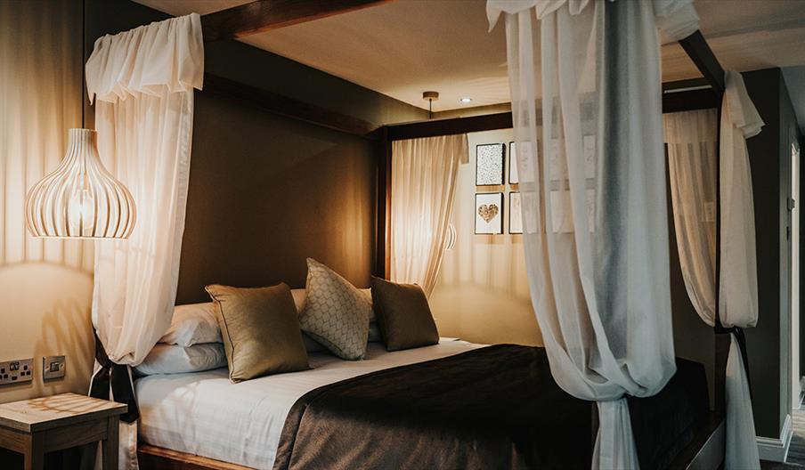Four poster bedroom