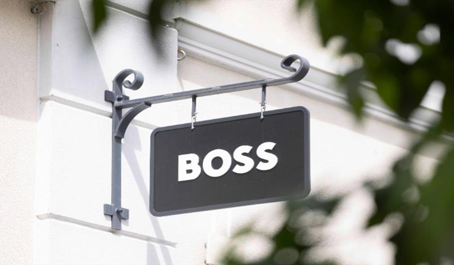 Boss's outlet signboard