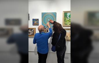 Audio-description of museum exhibitions and objects