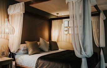 Four poster bedroom